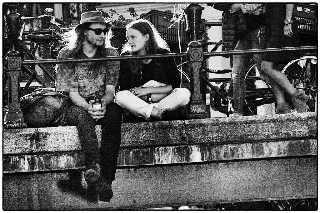 Streetphotography - Paar auf Brücke