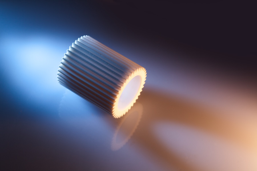 Geripptes zylindrisches Keramikbauteil im Licht