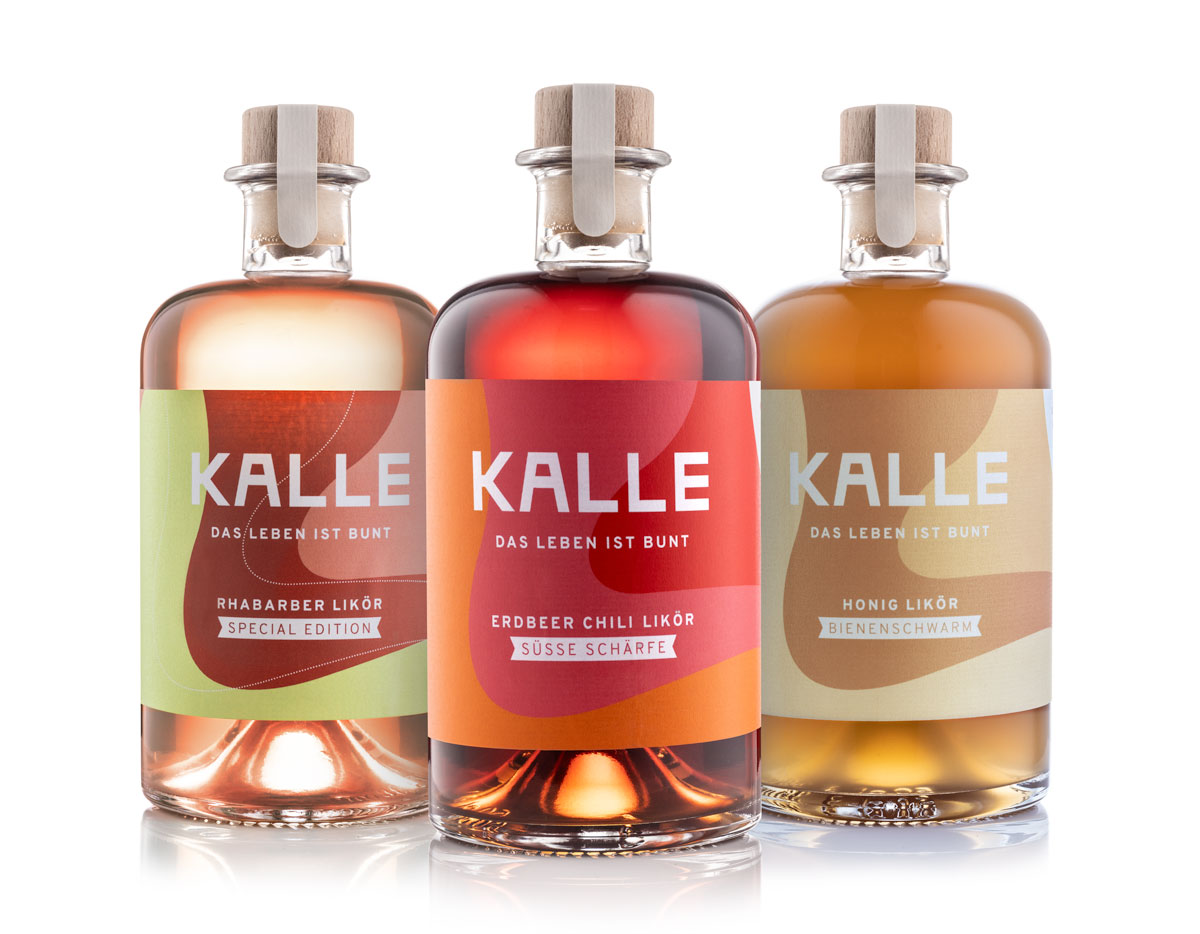 Drei Likörflaschen der Marke KALLE in Dreiergruppe – Rhabarber, Erdbeer-Chili, Honig