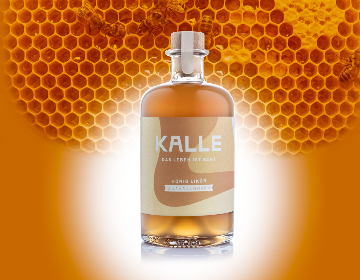 Honig-Likör-Flasche der Marke KALLE als Composing vor Wabenhintergrund