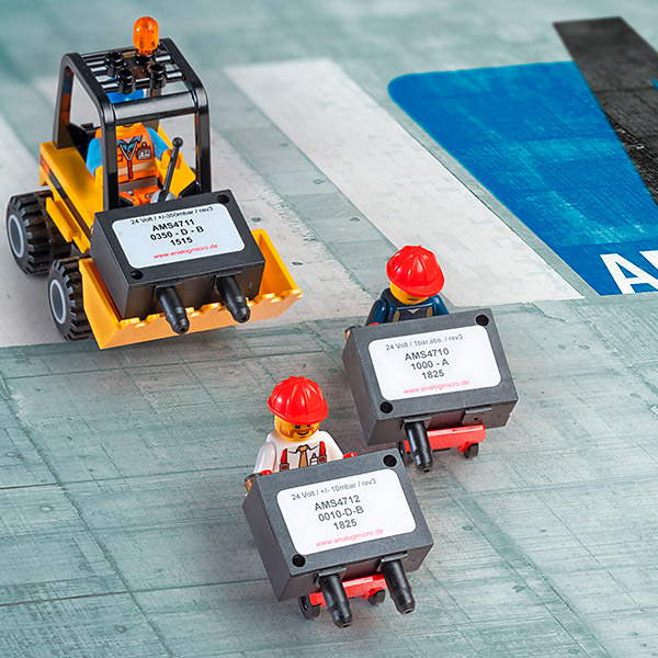 Produktfotografie von Miniatur-Sensoren – kreative Größenreferenz mit Spielzeugfiguren