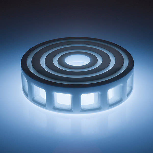 Produktfotografie eines Hochleistungs-Keramikbauteils in blauem Licht