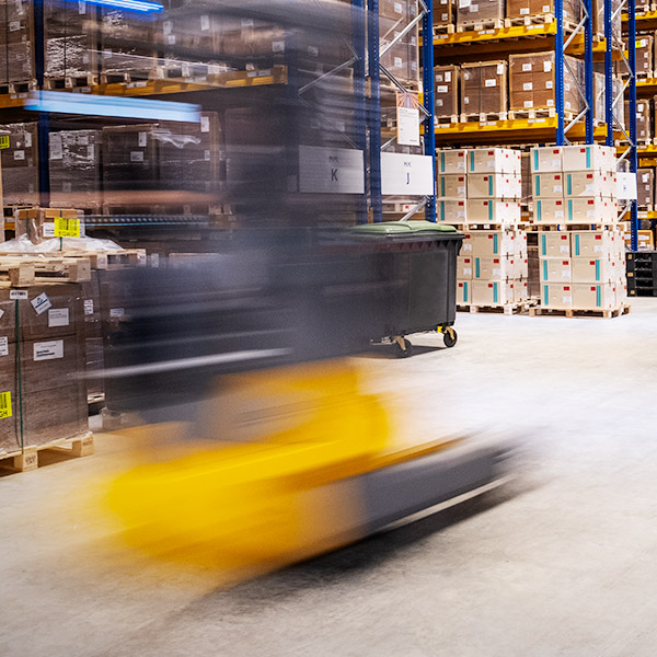 Industriefotografie: Gabelstapler in Fahrt im Logistikbetrieb