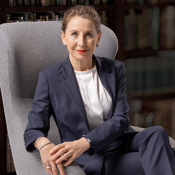 Klassisches Business Portrait einer Unternehmerin vor neutralem Hintergrund