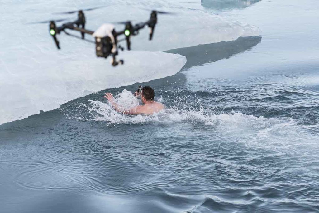 Schwimmer mit Drohne