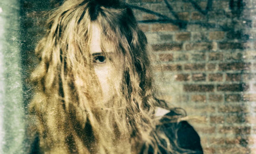 Lange Haare als Schleier